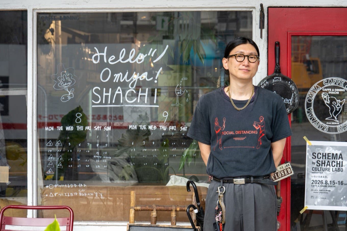 店の前に立つ CAFFE & DINING SHACHI 代表の坂井勇二さん