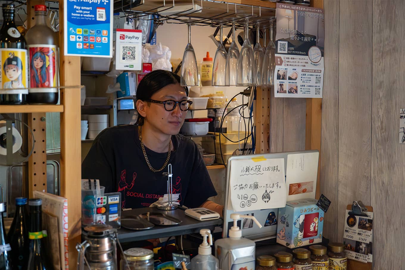 カウンターに立つ坂井さん