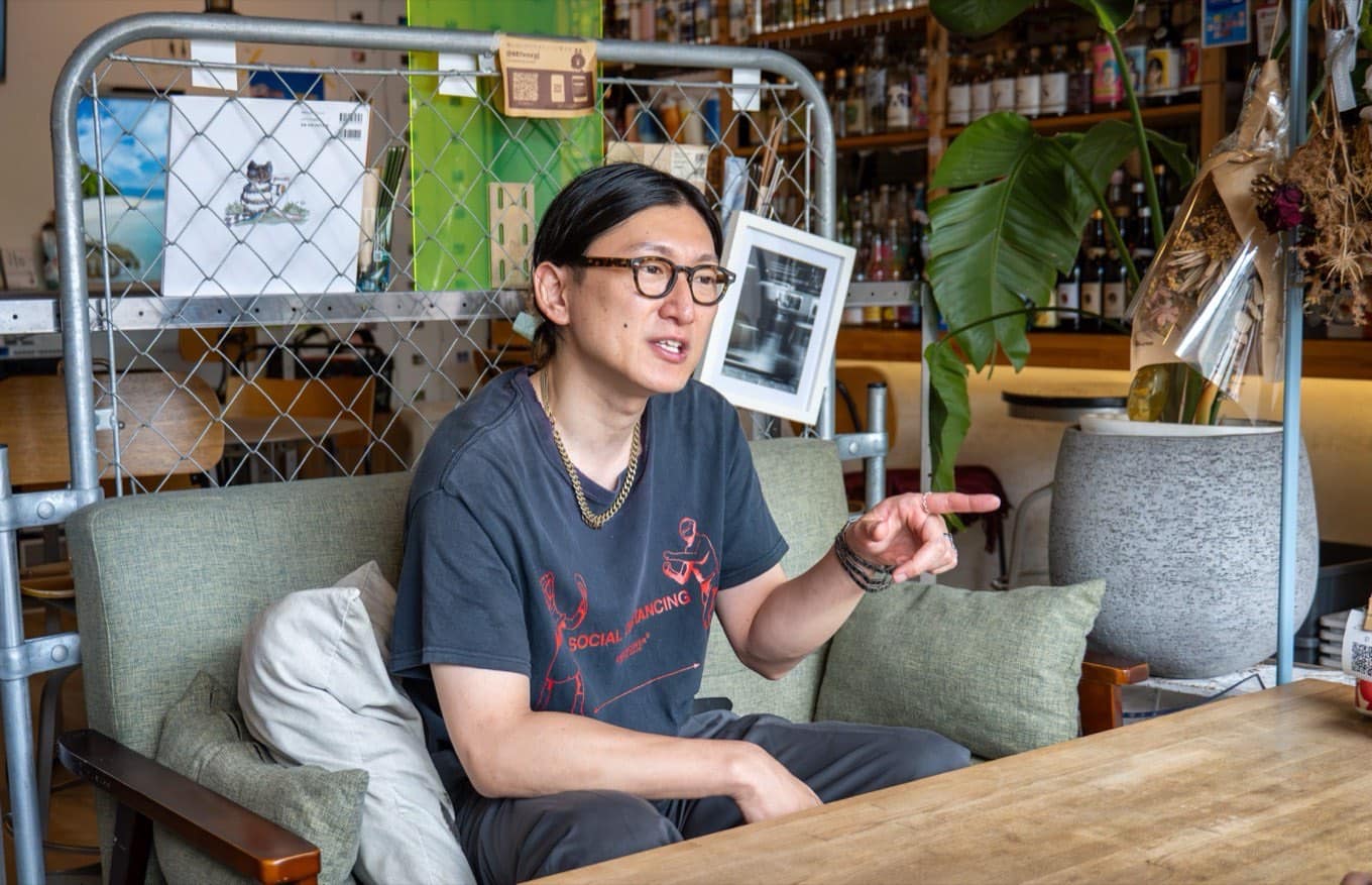 申し込みについて話す坂井さん