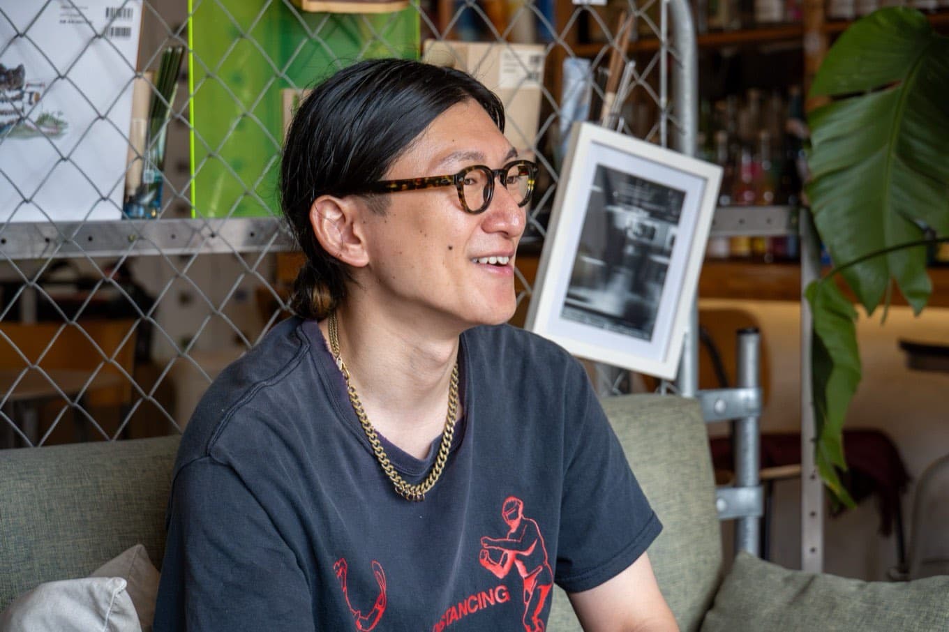 店内で話す坂井さん